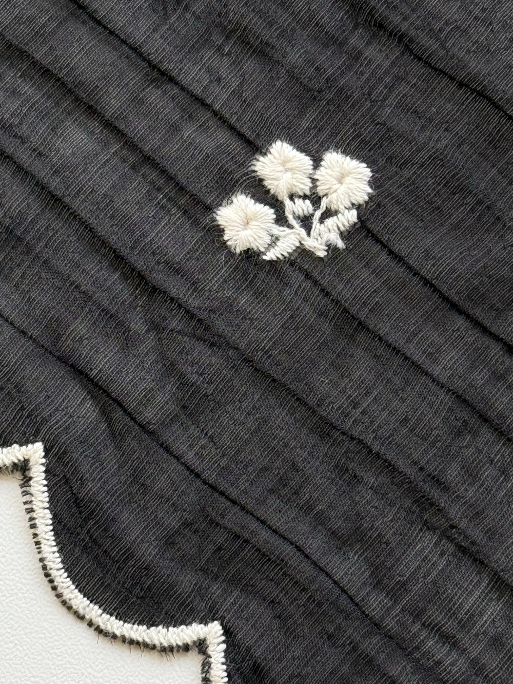 Вышивка (на чёрной жатой органзе)