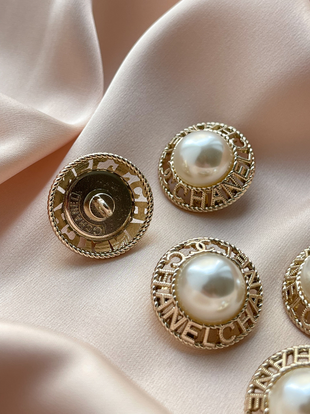 Пуговицы Шан. Золотые Жемчуг5 лого 20 мм