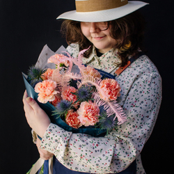 15. Контрастный букет с диантусами и эрингиумом