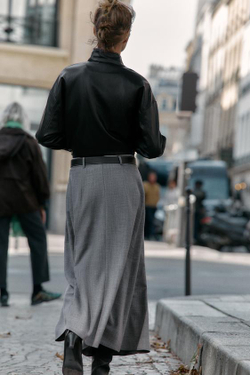 ZARA ЮБКА МИДИ СО СКЛАДКАМИ И РЕМНЕМ, СЕРЫЙ