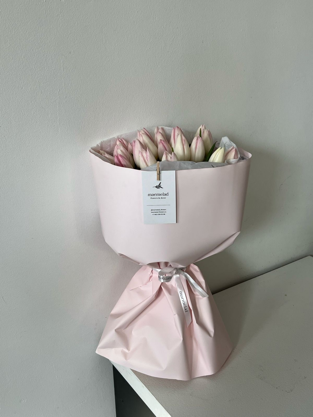 Букет из 25ти белых розовых тюльпанов - нет в наличии