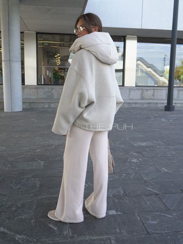 Утепленная бежевая куртка с капюшоном