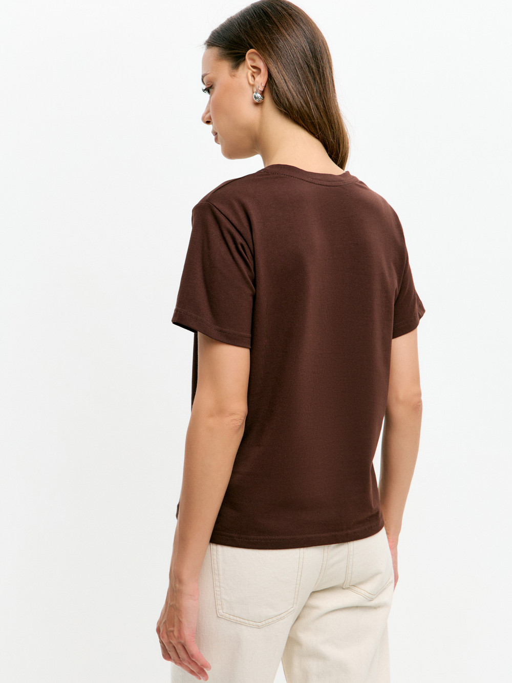 Классическая базовая футболка полуприлегающего силуэта