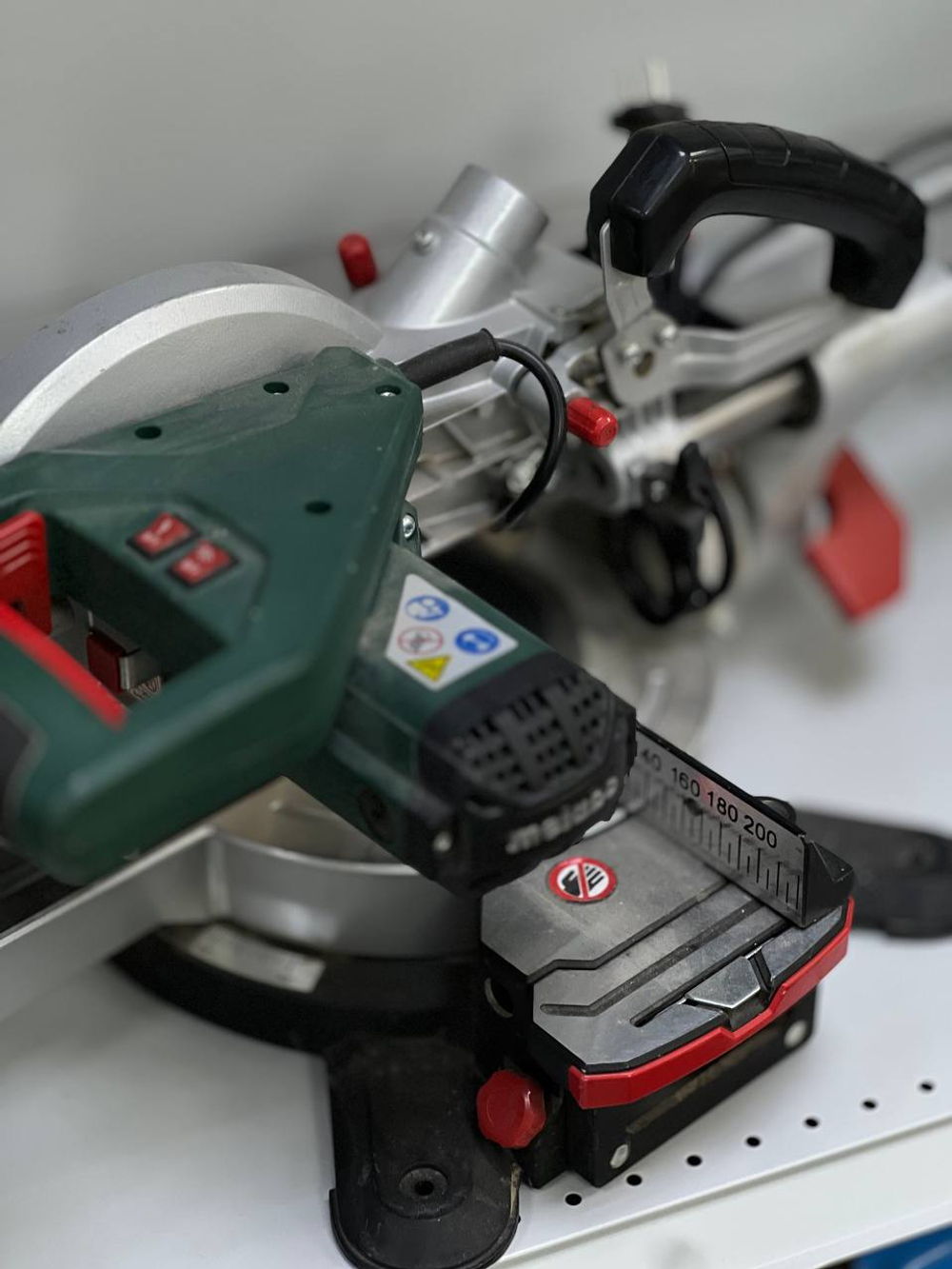 Торцовочная пила с протяжкой Metabo kgs 216m