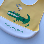 5385566 Нагрудник силиконовый, на кнопках, с карманом «Крокодил», цвет желтый/белый