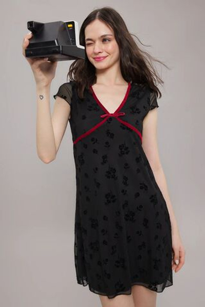 Мини-эластичное трикотажное платье TWOSS25EL00469 из тюля с черным флокированным принтом и контрастной отделкой TWOSS25EL00469