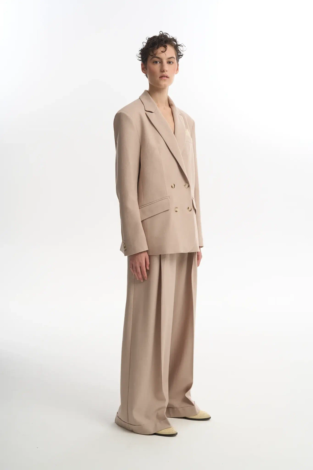 Двубортный жакет бежевый