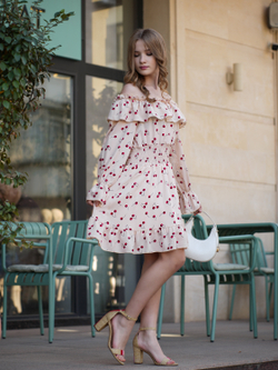 Платье для девочки нарядное с вишнями молочное