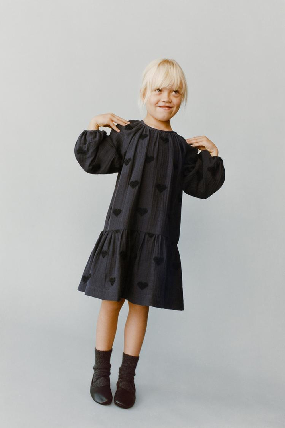 ZARA ПЛАТЬЕ С ВЫШИВКОЙ «СЕРДЕЧКИ», МЯГКИЙ СЕРЫЙ