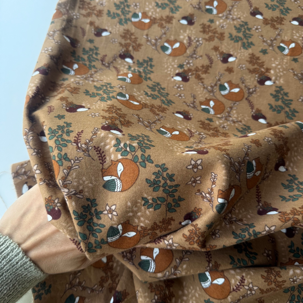 Фланель Лисички на карамельном фоне