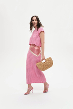 Розовая трикотажная кофточка