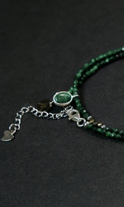 Чокер "Memo Hint" из малахита и пирита, с подвесом из малахита 35 см