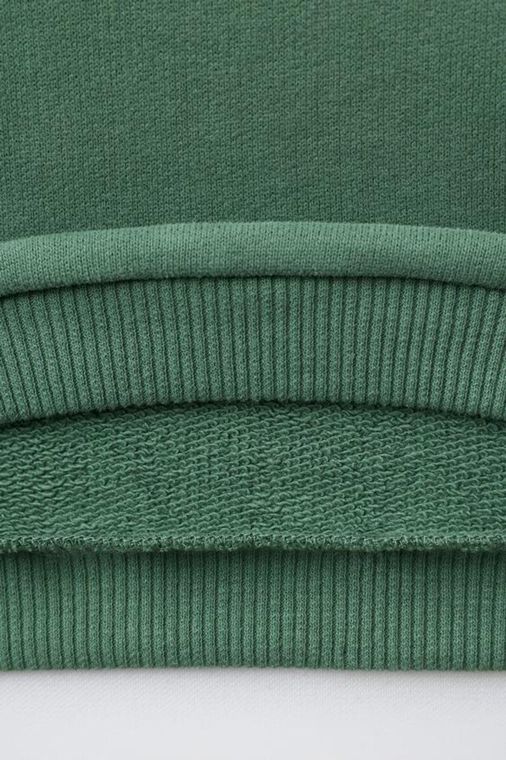 ZARA ТОЛСТОВКА С ПРИНТОМ В ВИДЕ ТРЕХЛИСТНИКА И ВЫШИТОЙ НАДПИСЬЮ, ЗЕЛЕНЫЙ