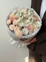 предзаказ - сборный букет из хризантемы, маттиолы, кустовых пионовидных роз и диантусов крем - размер M