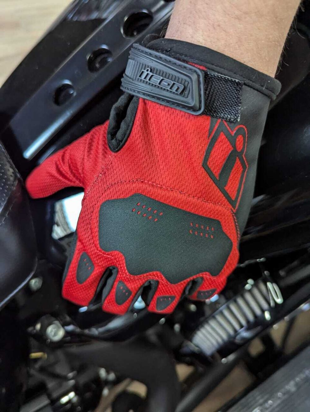 Hooligan CE Gloves / Красный