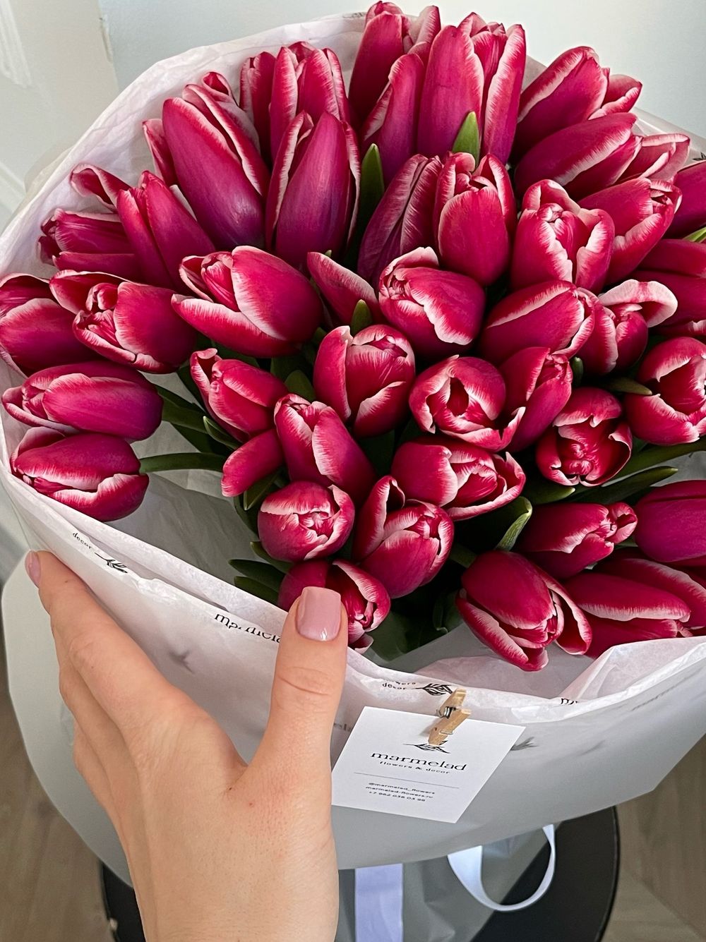 Букет из 51 малиново-белых тюльпанов - нет в наличии