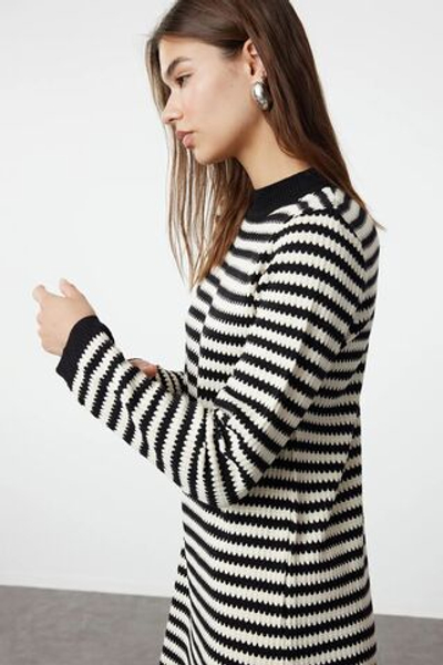 Длинное трикотажное платье в черно-белую полоску TCTAW25EB00000