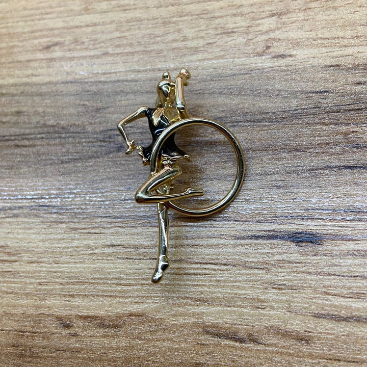 Брошь Гимнастка с обручем на ноге платье черное металл золотистый