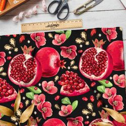 Ткань флис гранаты на черном