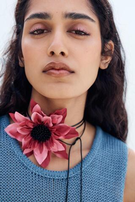 ZARA ОЖЕРЕЛЬЕ С КОНТРАСТНЫМ ЦВЕТКОМ, РОЗОВЫЙ