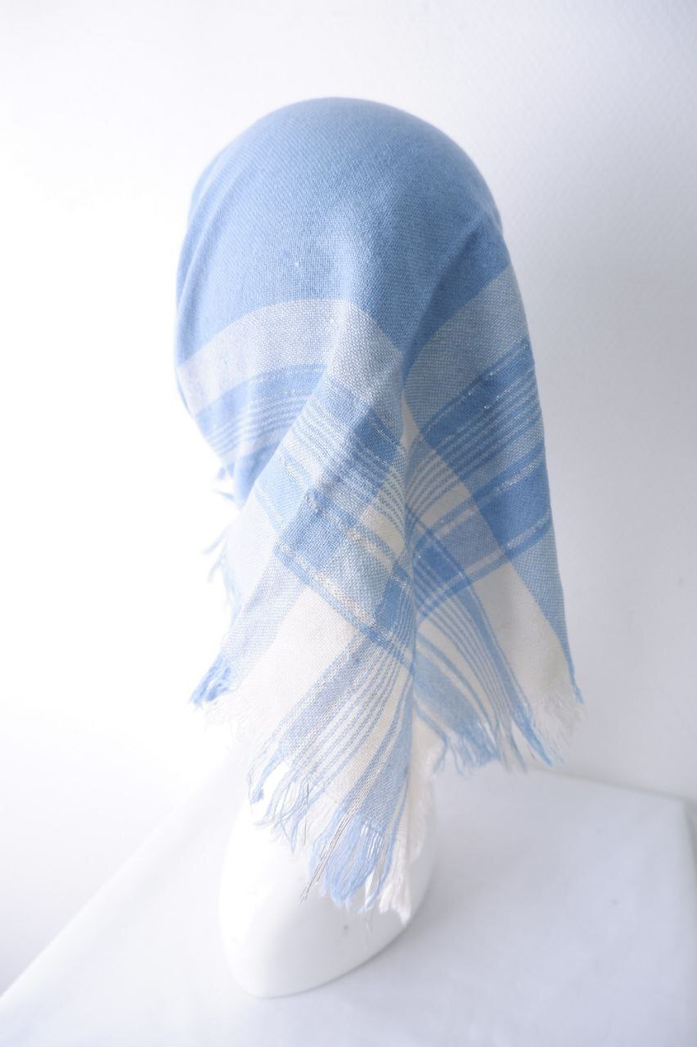 Платок нейтрального цвета