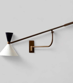 Элегантный настенный светильник в стиле mid-century с длинным поворотным рычагом