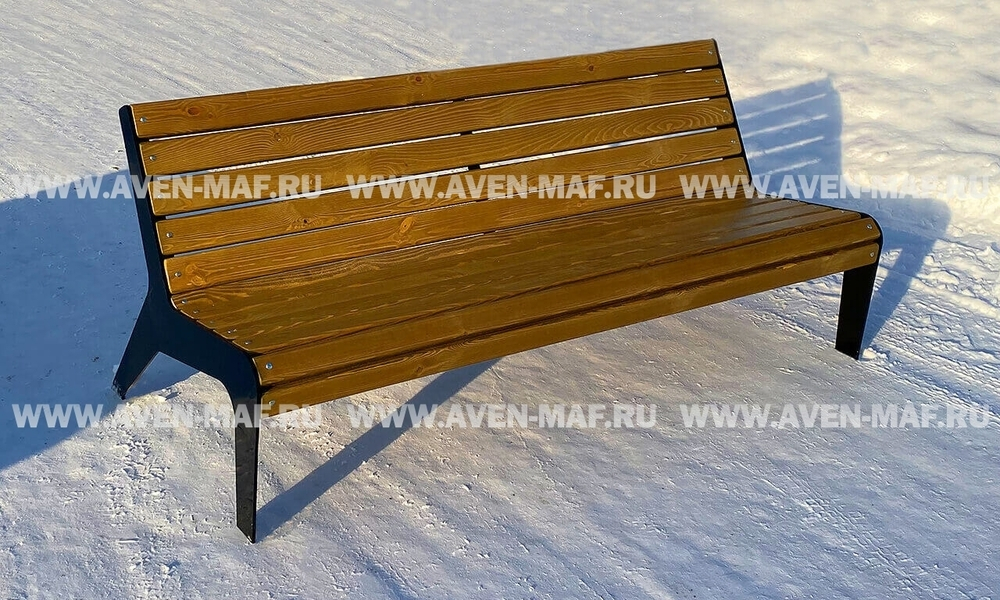 Скамейка на металлическом каркасе
