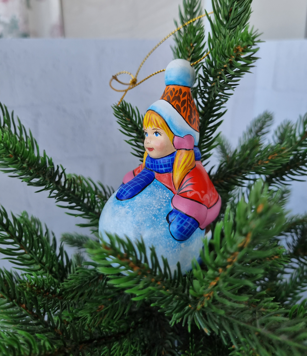 Девочка со снежком ёлочная игрушка из фарфора