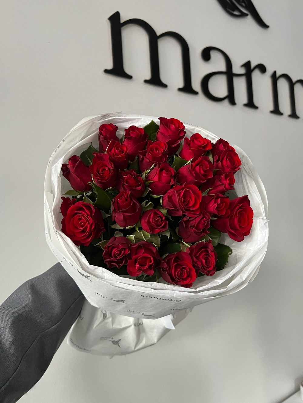Авторский букет из 25 красных роз в оформлении