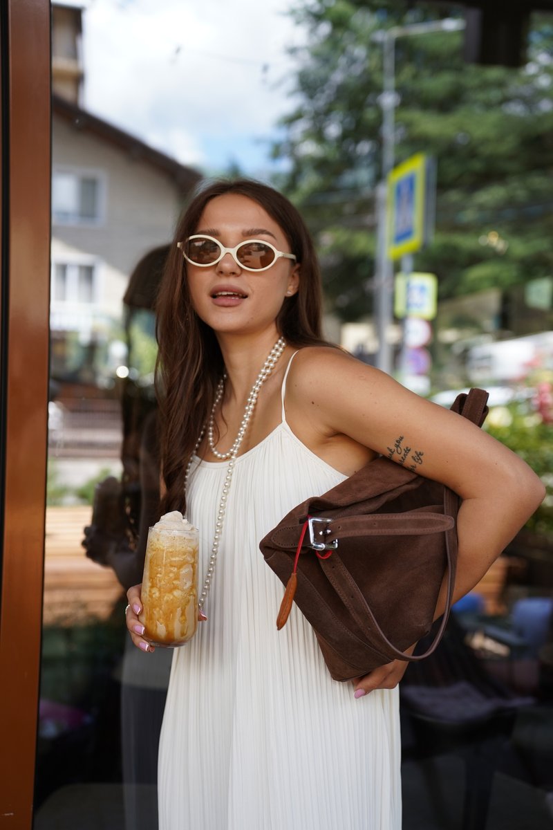 ICON M шоколадный - вертикальная вмятина вдоль сумки 12