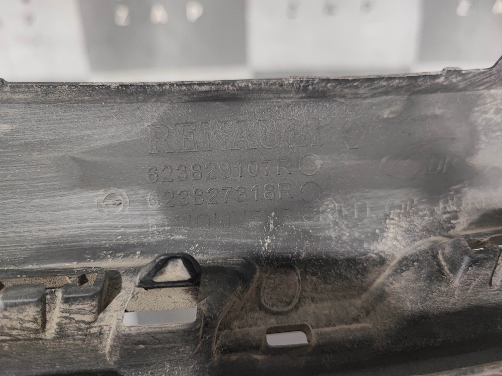 Накладка решетки радиатора Renault Kaptur 20-22 Б/У Оригинал 623825689R