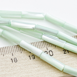 Перламутр тонированный, цвет салатовый, размер около 14*4 мм, цена за 13 шт (1/2 нити)