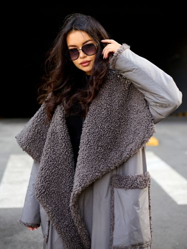 Утепленное серое пальто с эко-мехом