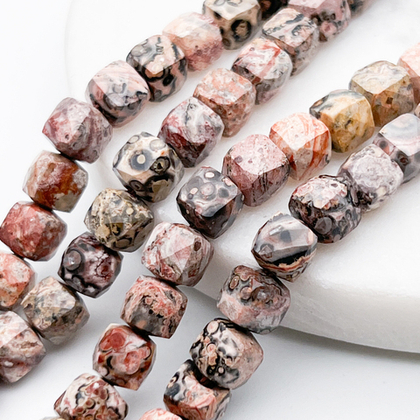 Риолит бусины, куб с огранкой, размер около 6,6-6,8 мм, цена за 13-14 шт (1/4 нити)