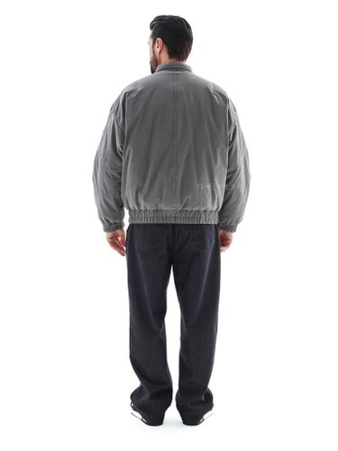 Серый утепленный бомбер с нагрудными карманами