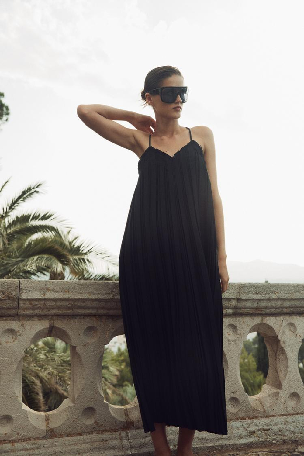 ZARA ПЛИССИРОВАННОЕ ПЛАТЬЕ МИДИ — ZW COLLECTION, ЧЕРНЫЙ