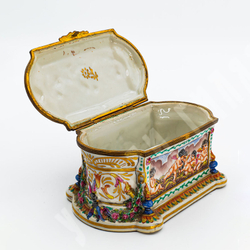 Фарфоровая шкатулка. Путти. Фарфор, ручная роспись. Италия, Каподимонте (Capodimonte), к. XIX в.