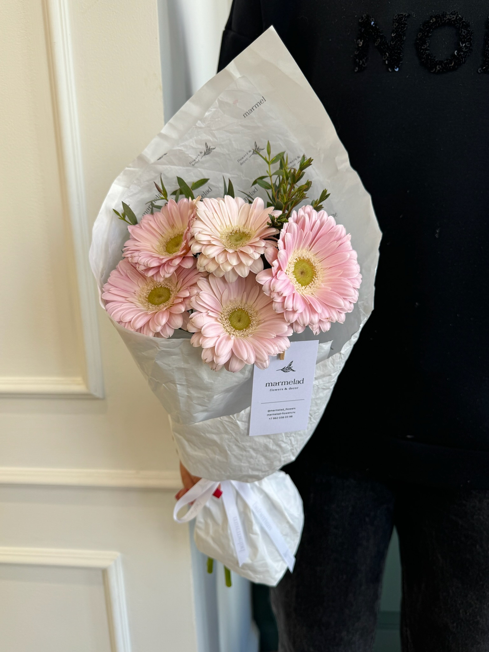 Кулек из гербер и эвкалипта