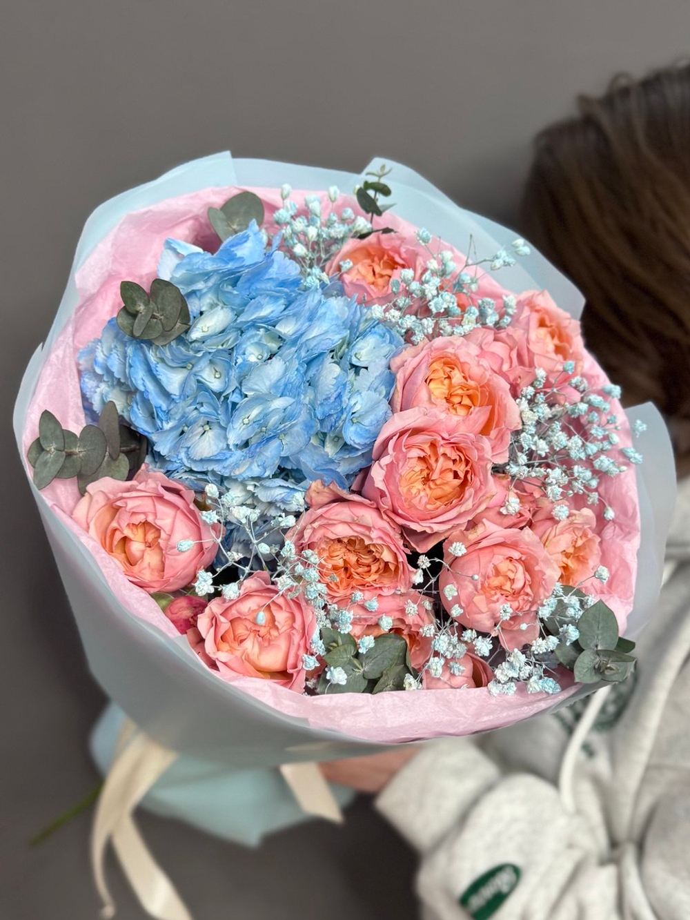 Авторский букет с голубой гортензией и кустовой розой «Джульетта»