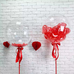 Композиция из воздушных шаров с перьями