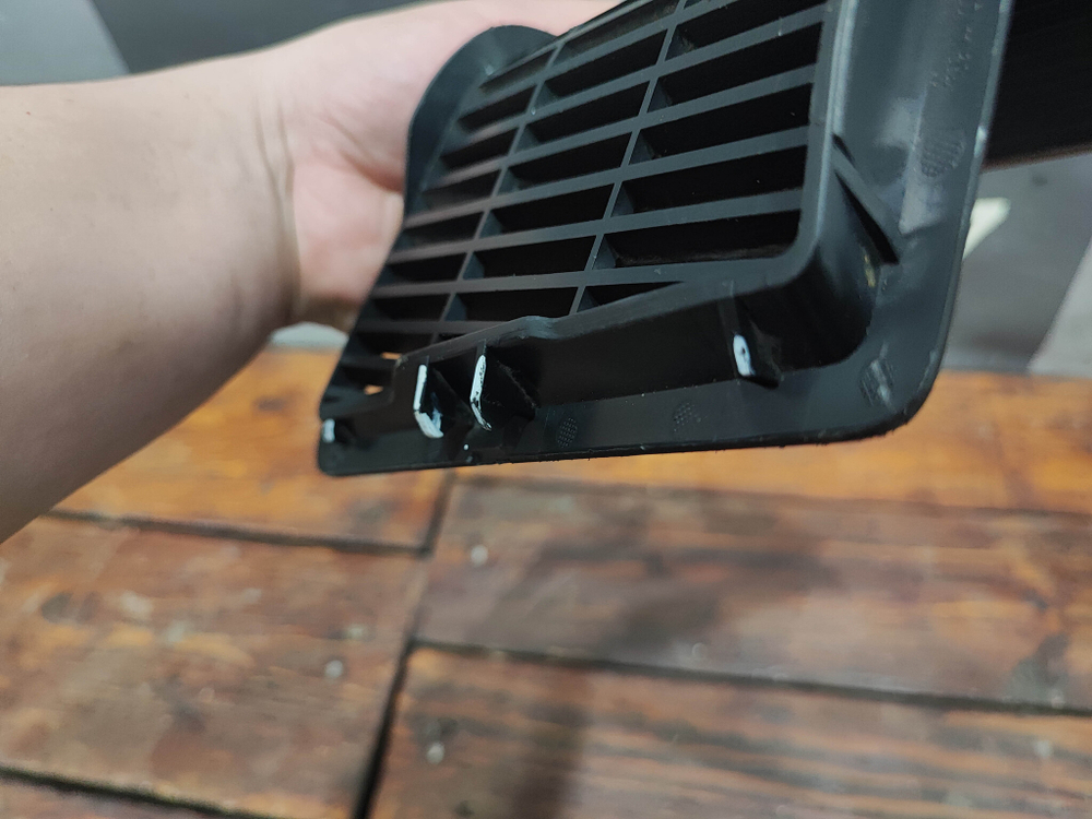 Накладка решетка багажника левая Skoda Kodiaq 16-нв Б/У Оригинал 565868151