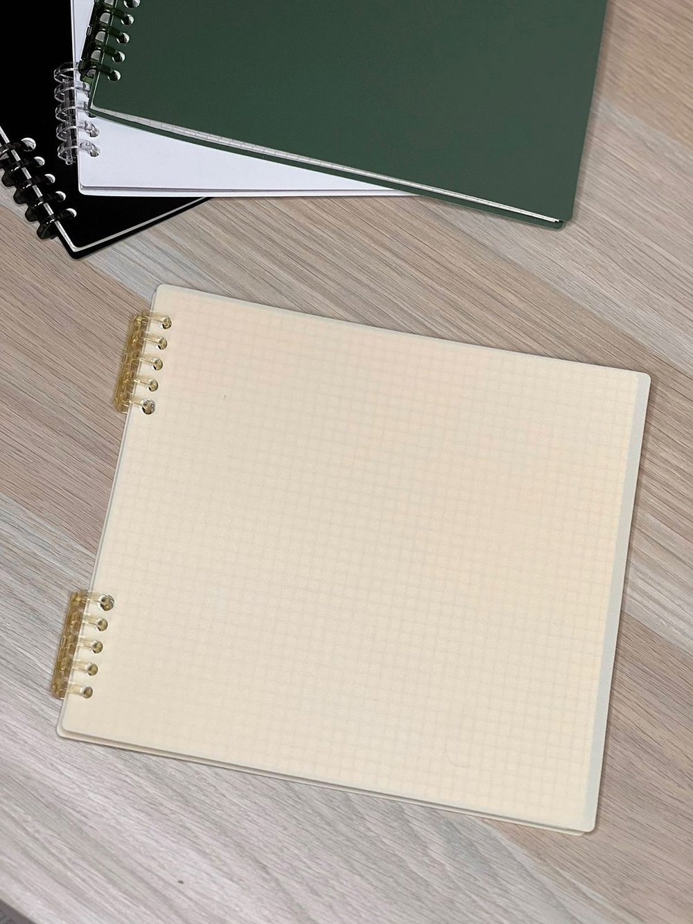 Блокнот квадратный в клетку 60л 195х210 мм св.желтый (8808-020)