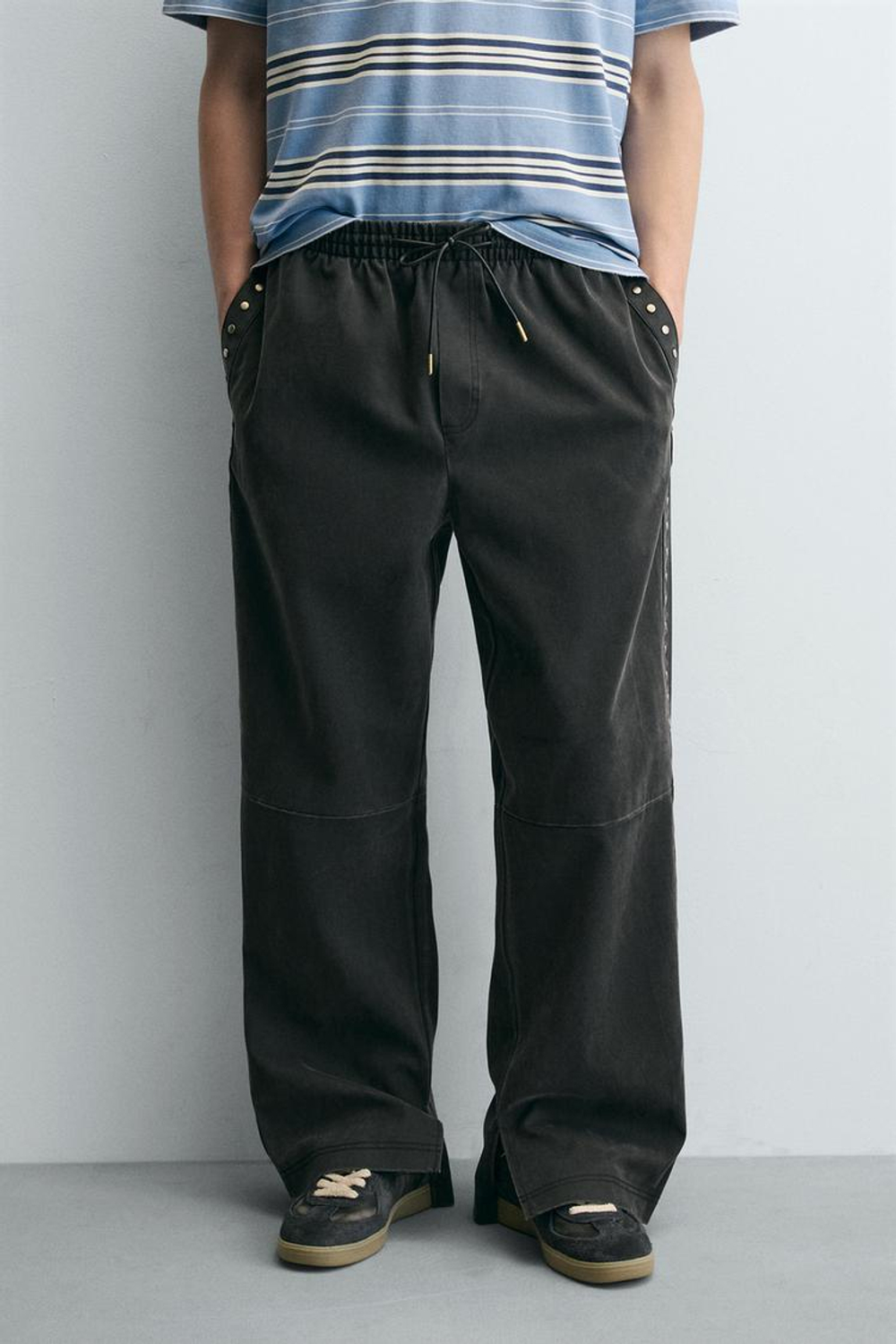 ZARA БРЮКИ RELAXED FIT ИЗ ИСКУССТВЕННОЙ КОЖИ С ЗАКЛЕПКАМИ, ЧЕРНЫЙ