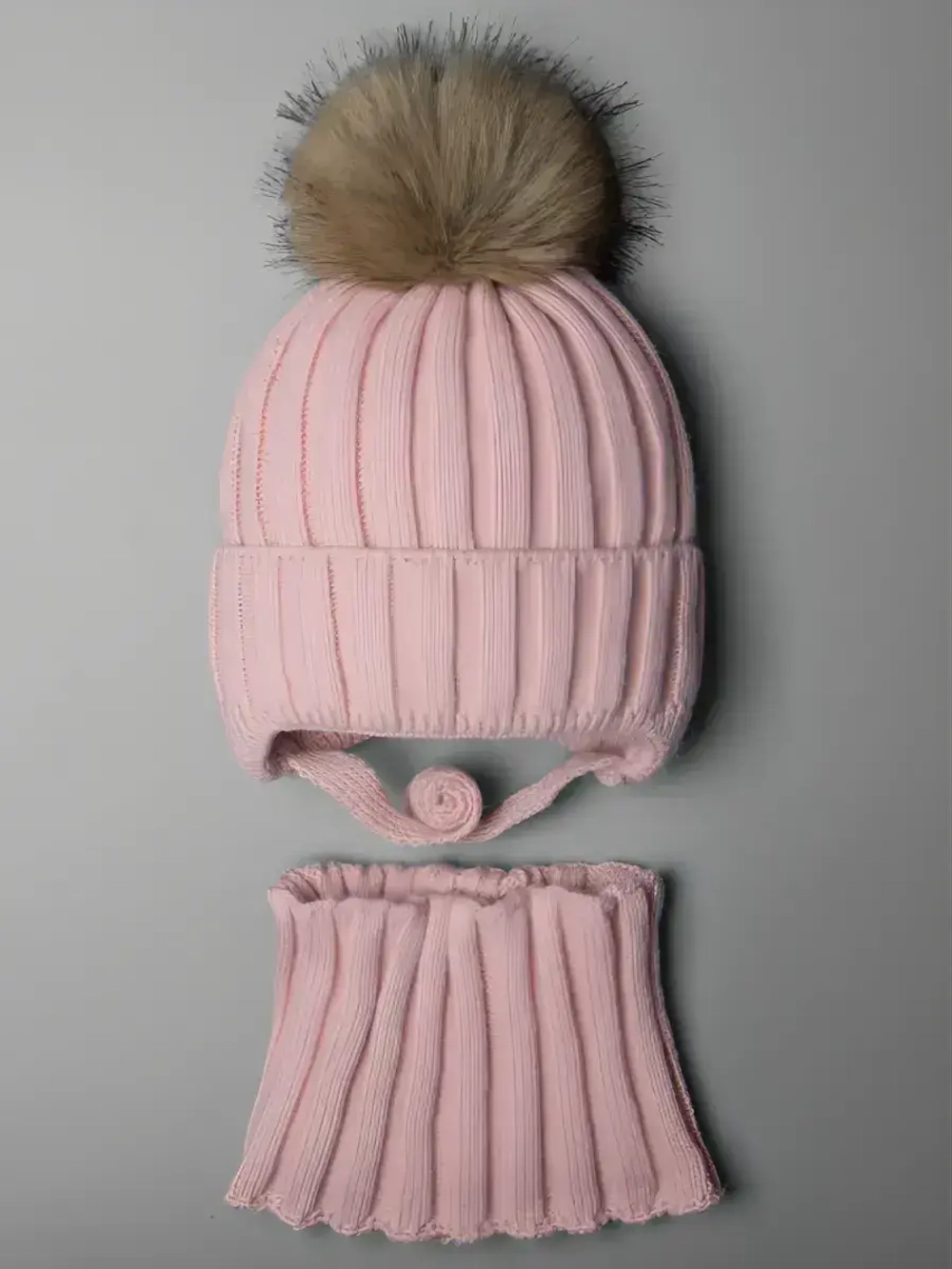 Шапка детская с помпоном на завязках