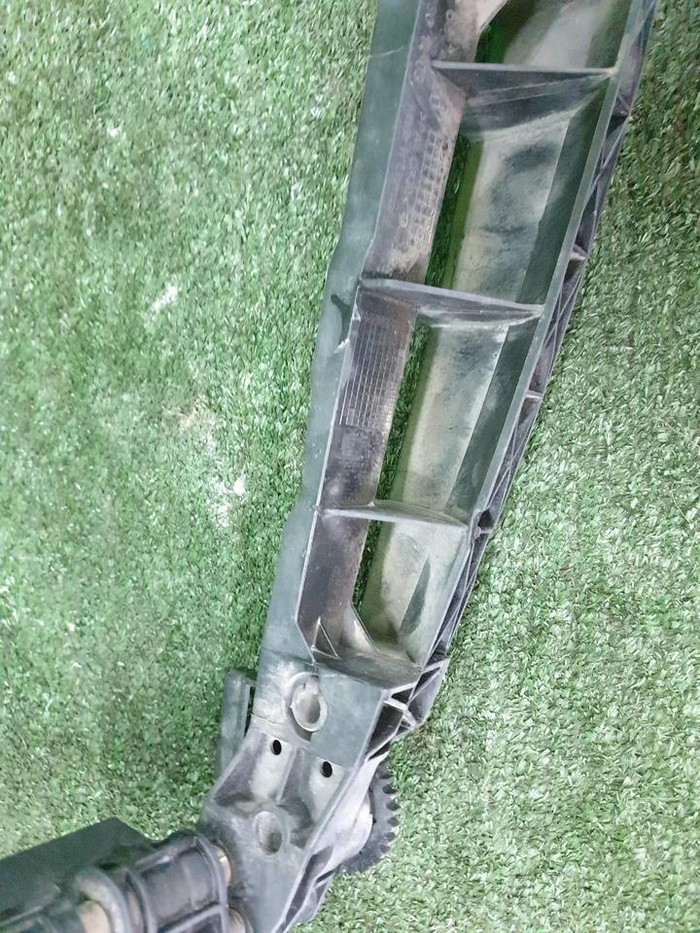 Кронштейн решетки радиатора Mercedes E W212 (2009-2016)