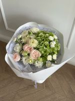 Букет из гортензии, кустовых пионовидных роз, лизиантуса и диантусов