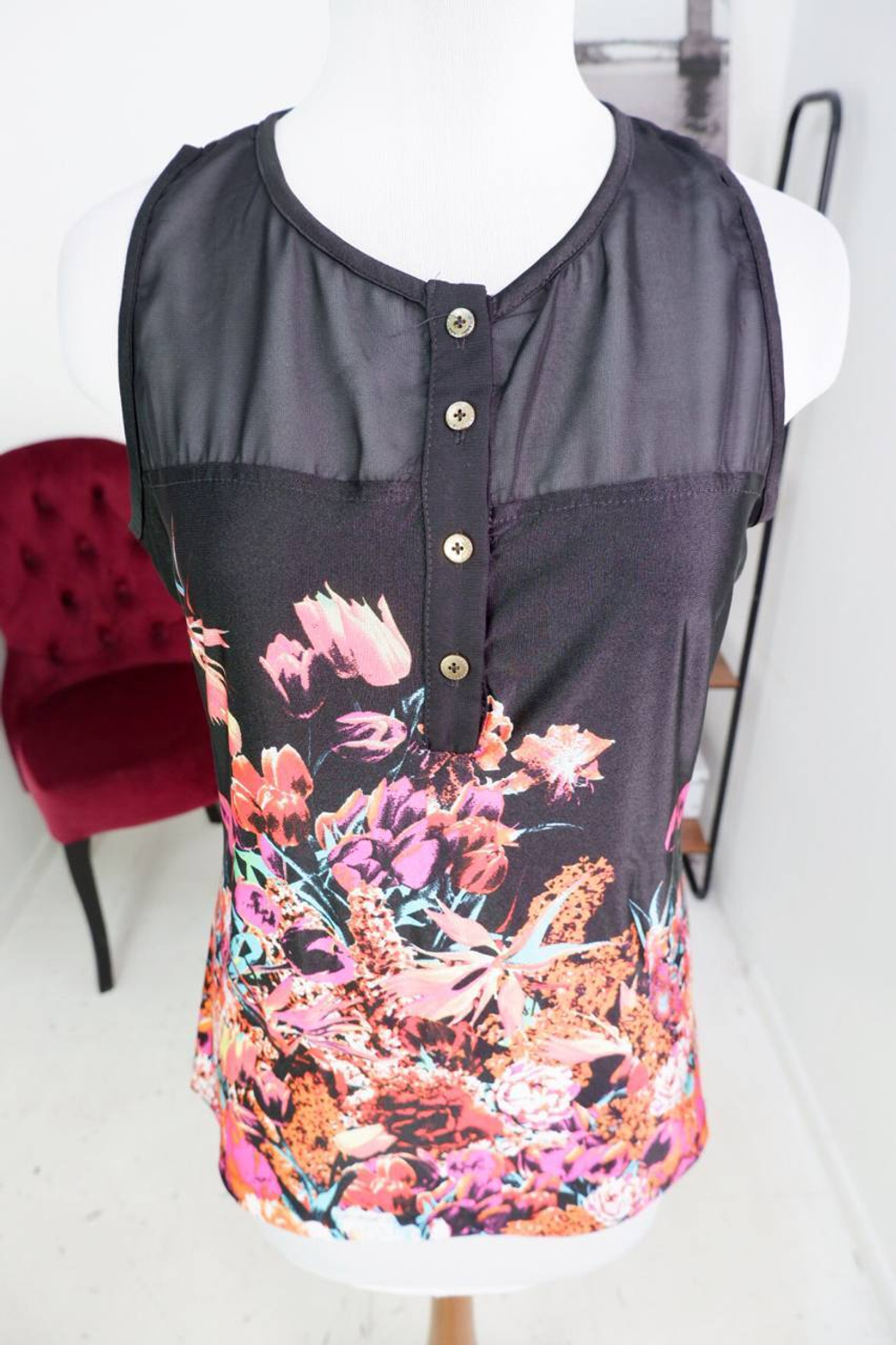 Топ с ярким принтом, визуально на 48 размер