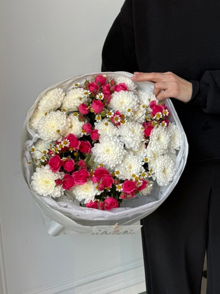 Букет из кустовой пионовидной розы, хризантемы и ромашки