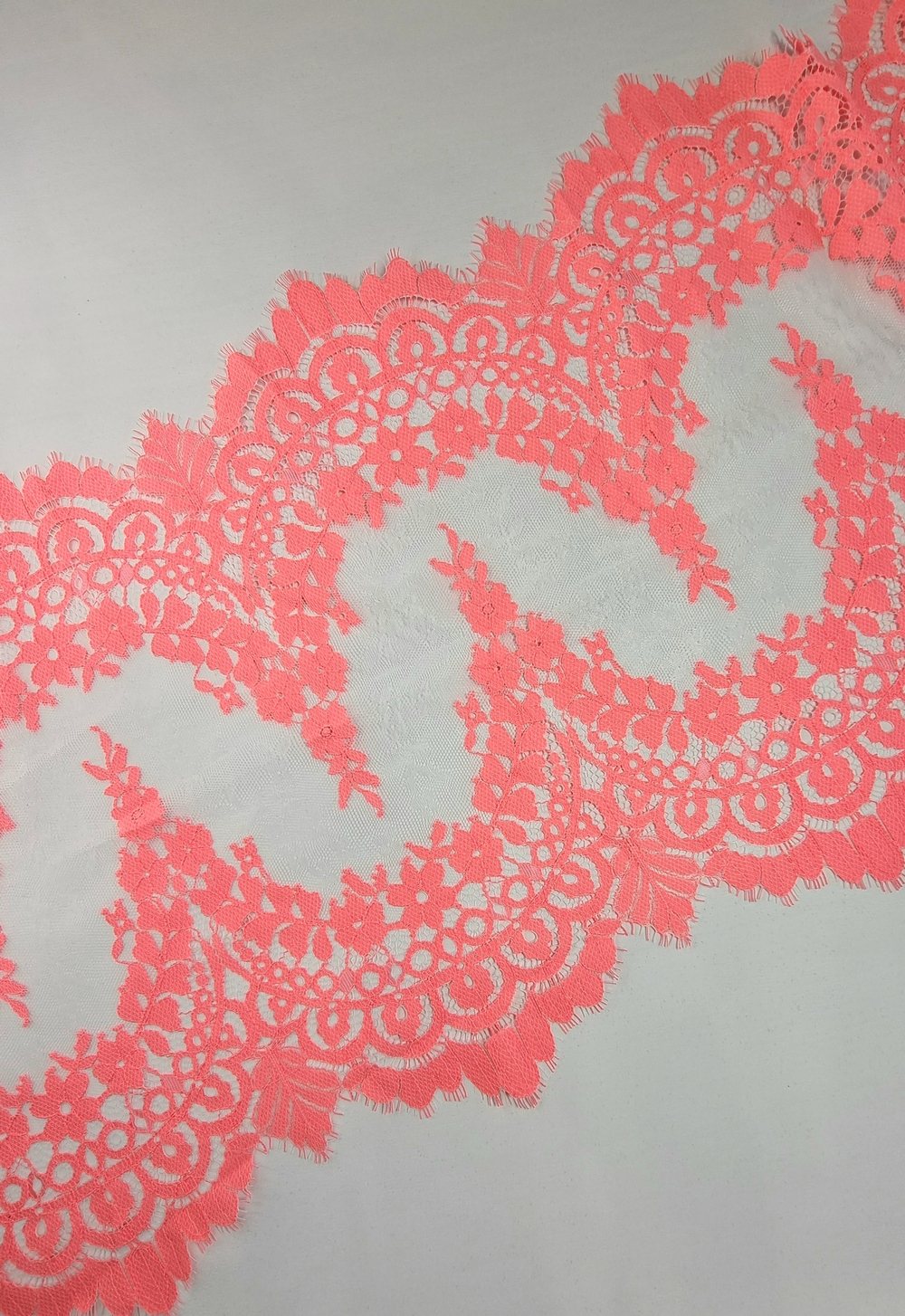 Кружево шантильи розовый фламинго на белом К048