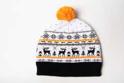 Шапка белая с помпоном "Северные олени"